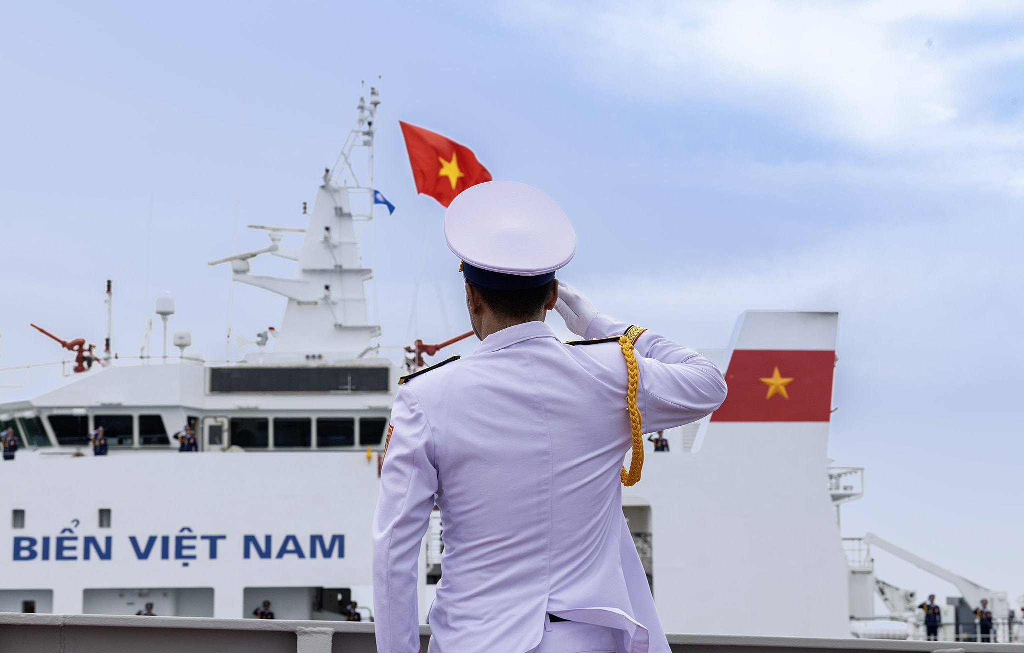 Thủ thủ trên tàu chỉ huy chào đáp lễ tàu tham gia diễu binh trên biển - Copy