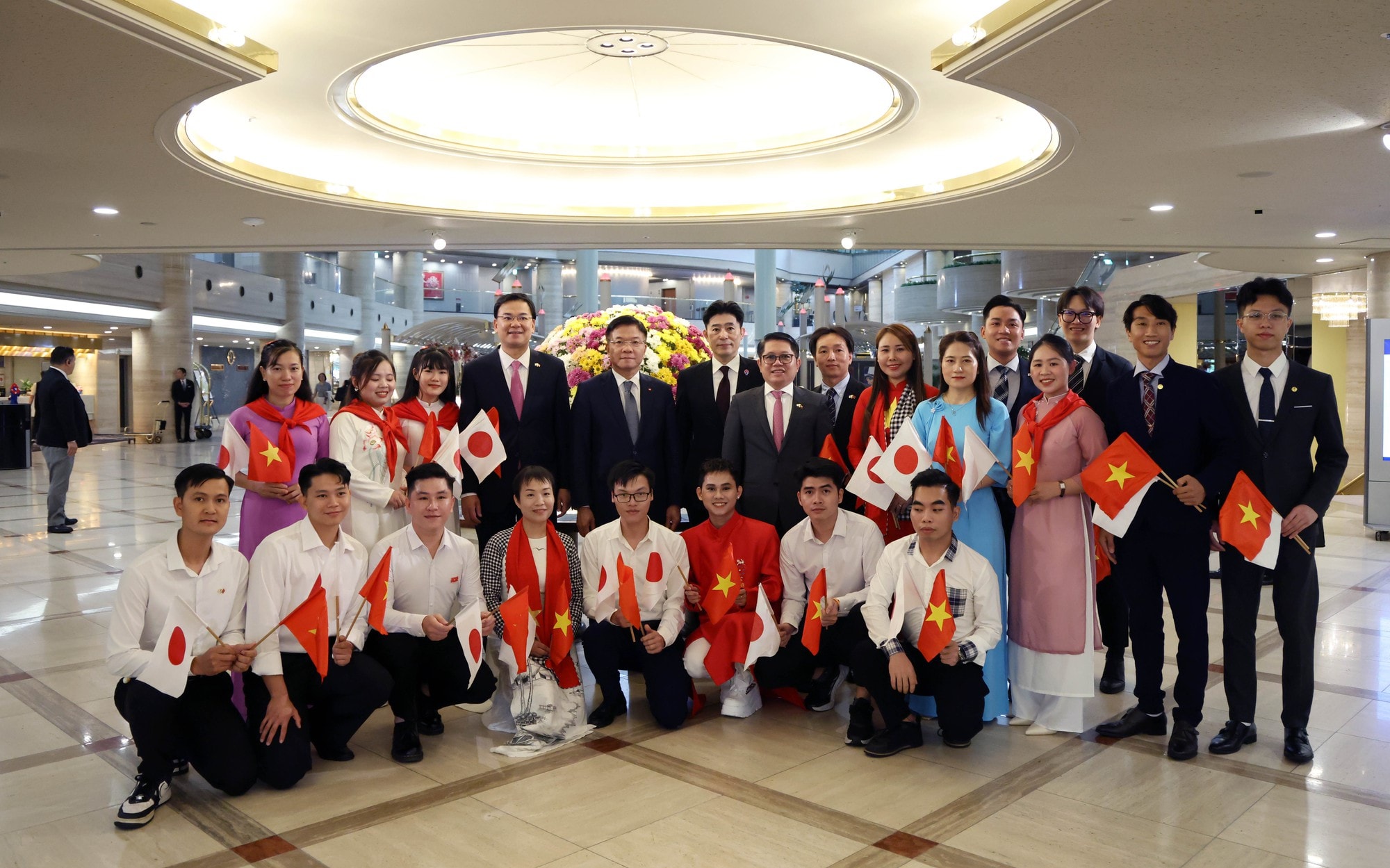 Phó Thủ tướng Lê Thành Long gặp mặt Cộng đồng người Việt Nam tại Kansai- Ảnh 6. Phó Thủ tướng Lê Thành Long gặp mặt Cộng đồng người Việt Nam tại Kansai- Ảnh 6.