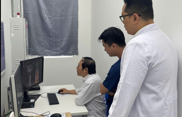 BV Bình Dân cử chuyên gia giỏi ra Côn Đảo cứu nam sinh 17 tuổi chấn thương nặng- Ảnh 2.