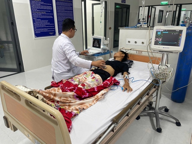 BV Bình Dân cử chuyên gia giỏi ra Côn Đảo cứu nam sinh 17 tuổi chấn thương nặng- Ảnh 1.