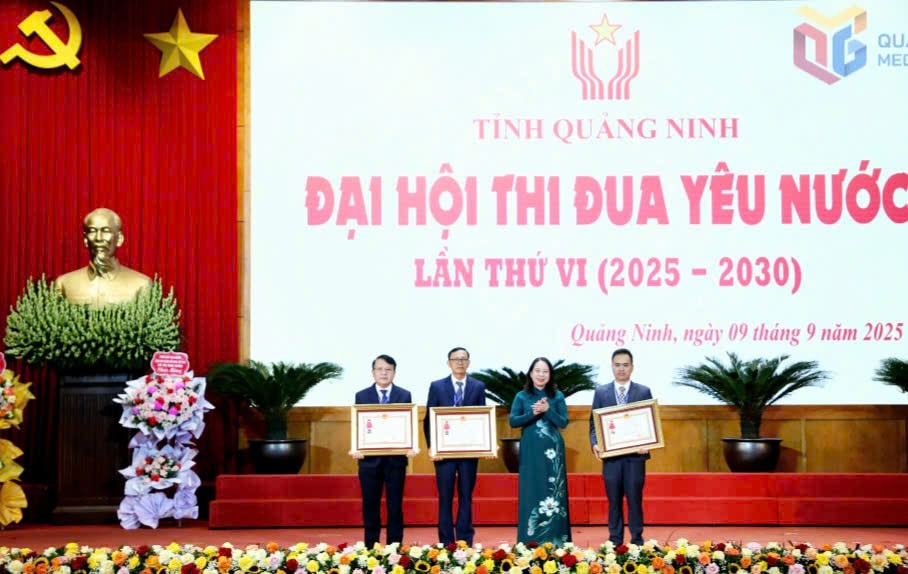 Phó Chủ tịch nước Võ Thị Ánh Xuân trao quà của Hội đồng bảo trợ, Quỹ bảo trợ trẻ em Việt Nam cho các trẻ em có hoàn cảnh đặc biệt khó khăn của tỉnh. Ảnh: Báo Quảng Ninh.