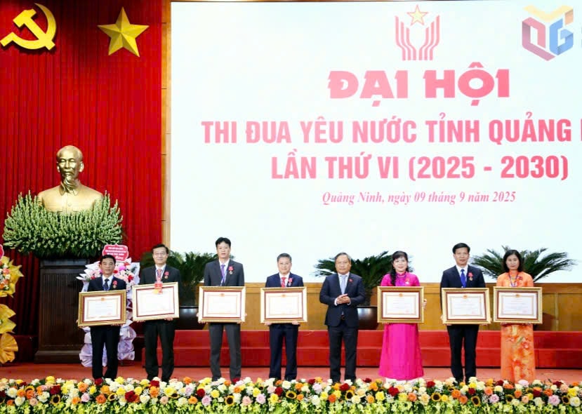 Thừa ủy quyền của Chủ tịch nước, ông Vũ Đại Thắng, Uỷ viên Ban Chấp hành Trung ương Đảng, Bí thư Tỉnh uỷ Quảng Ninh trao Huân chương Lao động hạng Ba cho các cá nhân. Ảnh: Báo Quảng Ninh.