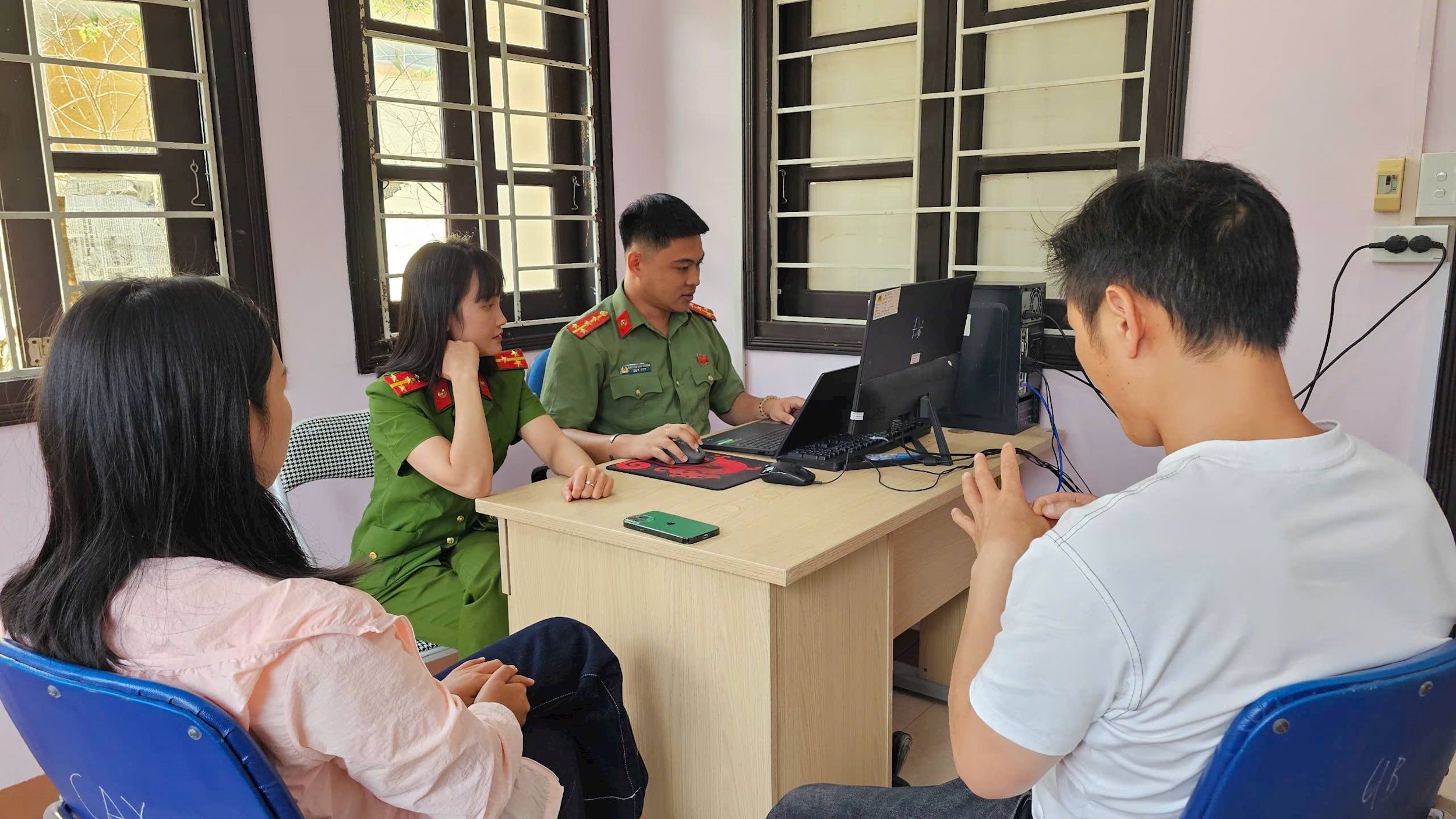 Cán bộ Công an làm việc với các đối tượng có liên quan