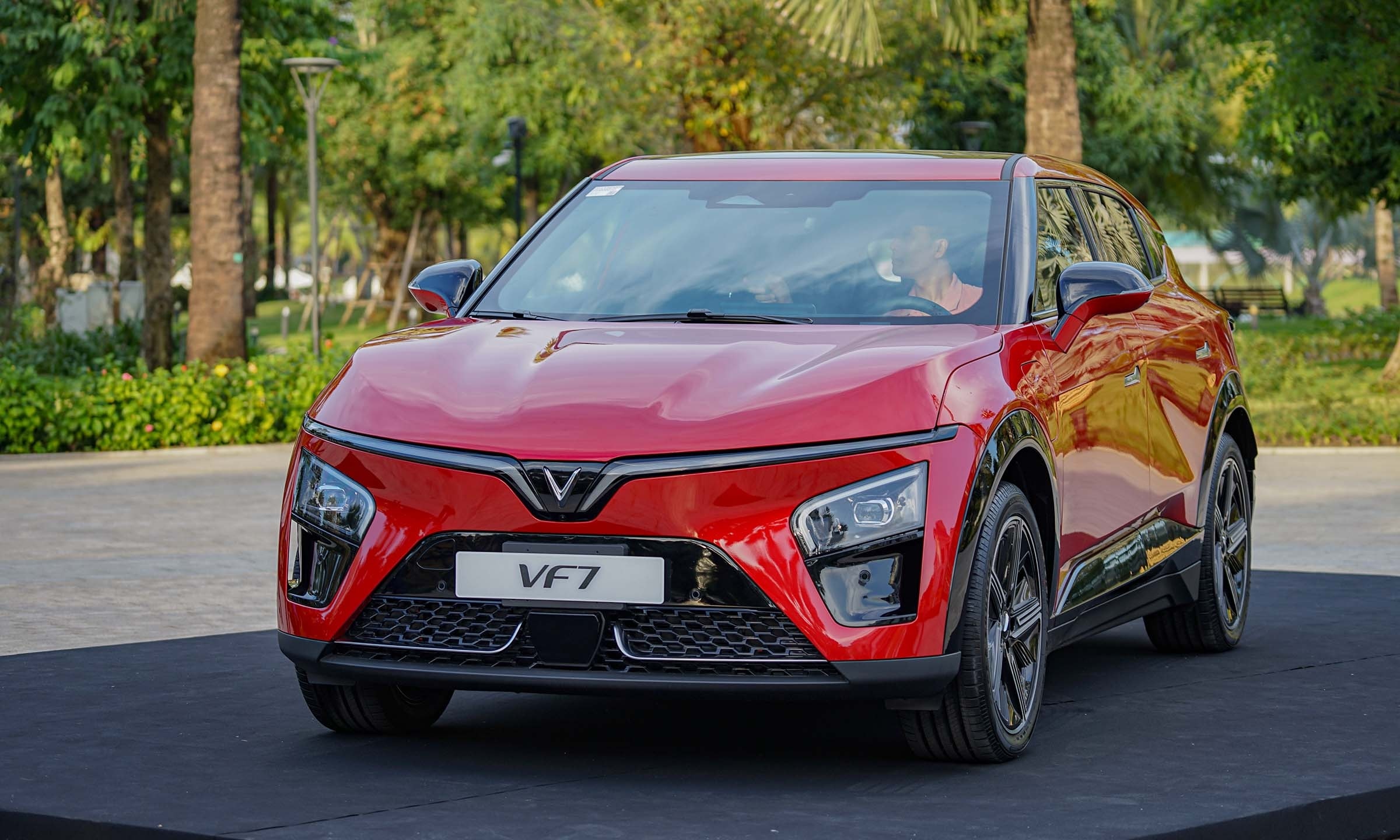 VinFast VF7: giá lăn bánh 9/2025, TSKT, đánh giá chi tiết