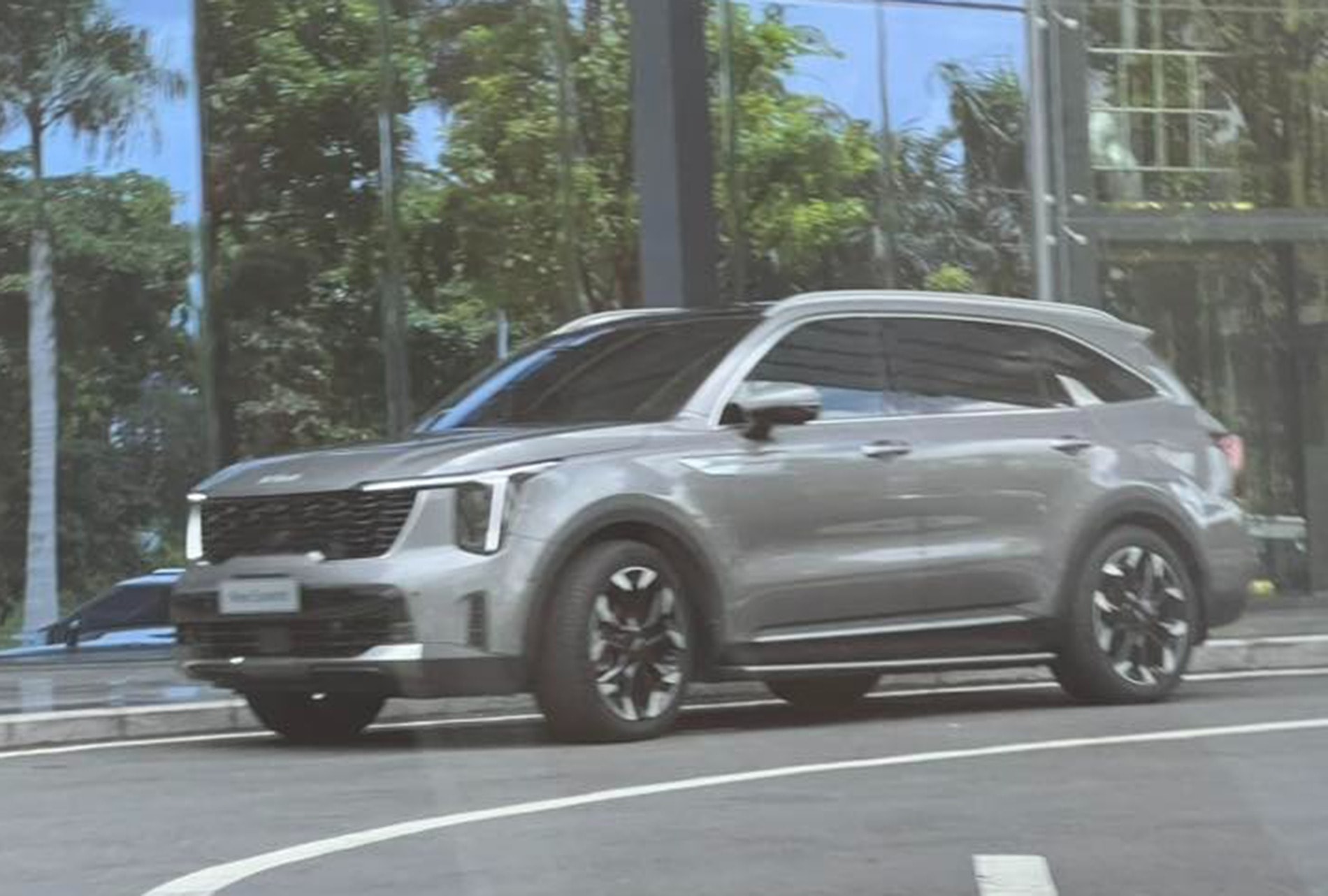 Kia Sorento 2025 lăn bánh ở khu đô thị Sala, TP.HCM - Ảnh: Tran Phong