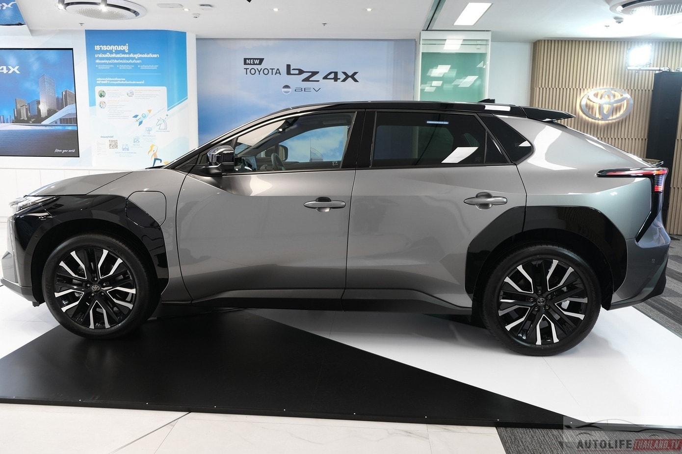 Kích thước Toyota bZ4X tương đương với Hyundai Ioniq 5.