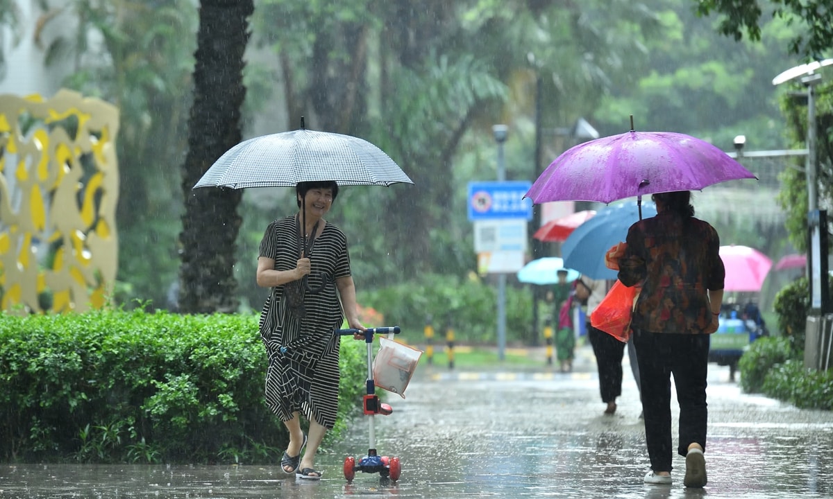 Người đi bộ đi dưới mưa ở Quảng Châu, tỉnh Quảng Đông, Nam Trung Quốc vào ngày 23 tháng 5 năm 2025. Ảnh: VCG