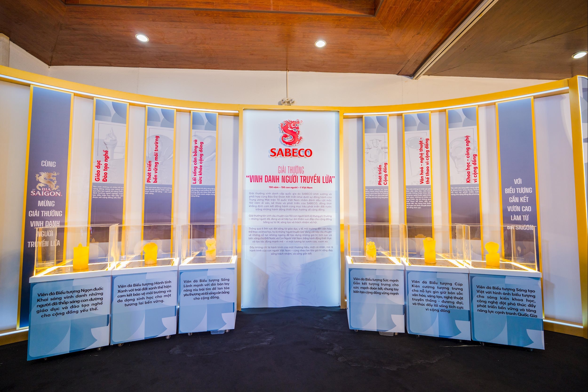 1. Bộ sưu tập Viên Đá Biểu Tượng được làm từ bia Sài Gòn đại diện cho các trụ cột trong cam kết phát triển bền vững của SABECO