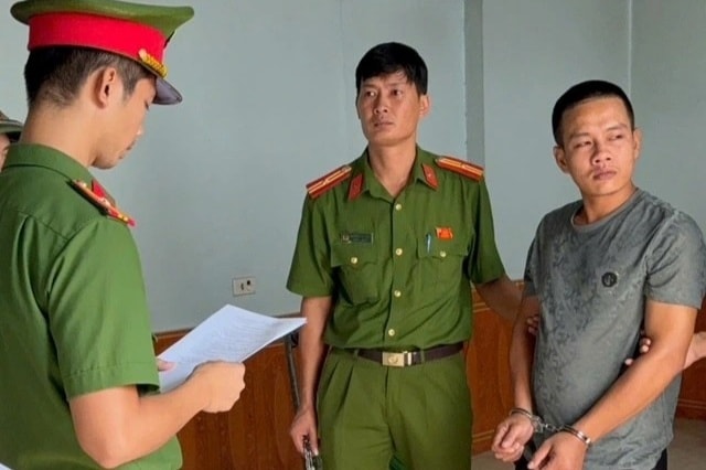 Khởi tố người cha bắt 2 con quỳ nhiều giờ, bạo hành rồi quay video gửi vợ - 1