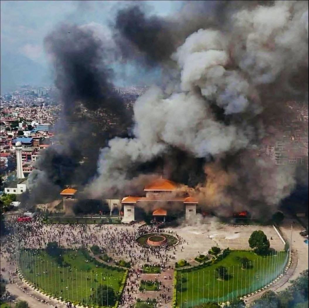 Tòa nhà Quốc hội Nepal bị đám đông bạo loạn đốt cháy.