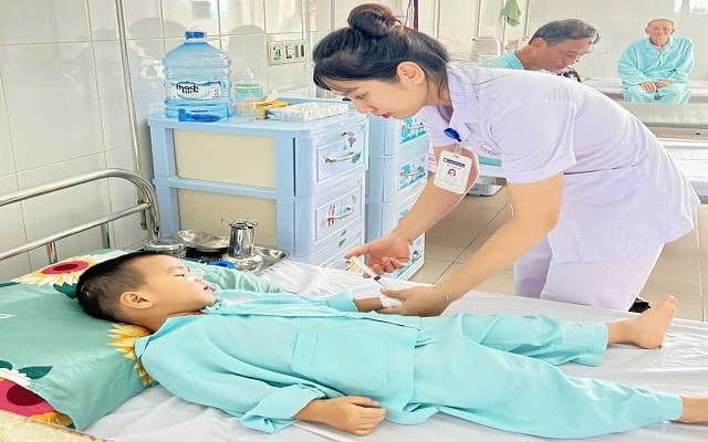 di-vat-pin-cuc-ao-hiem-hoa-khon-luong-cho-tre-nho-17574986408621214373482.jpg