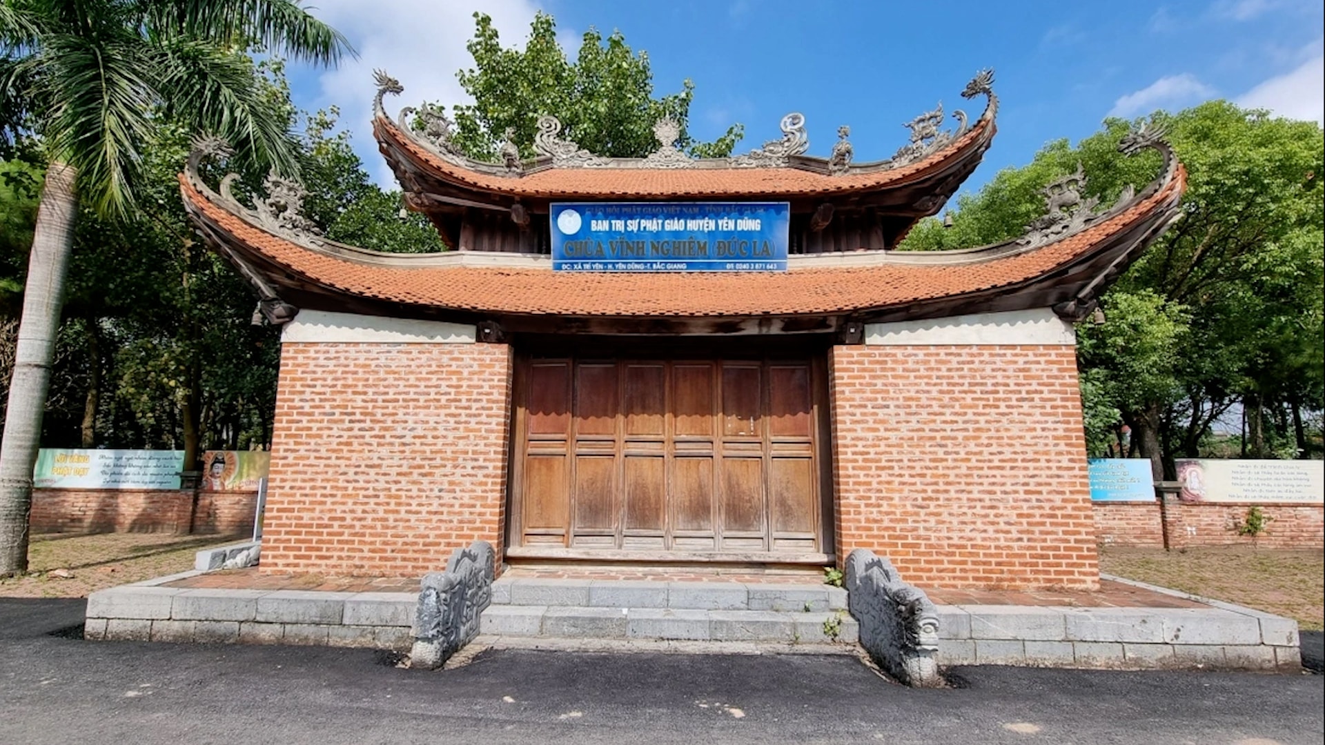Chùa Vĩnh Nghiêm: Chùa Vĩnh Nghiêm, hay chùa Đức La ở thôn Quốc Khánh, xã Tân An, là chốn tổ Thiền phái Trúc Lâm, có từ thời Lý và được Trần Nhân Tông trùng tu thế kỷ XIII. Kiến trúc gồm cổng tam quan, tiền đường, thượng điện, nhà tổ, gác chuông, hành lang và vườn tháp. Chùa lưu giữ nhiều hiện vật quý, đặc biệt hơn 3.000 bản mộc bản khắc chữ Hán – Nôm về kinh Phật, tiểu sử cao tăng và thuốc dân gian, được UNESCO công nhận là Di sản tư liệu khu vực châu Á - Thái Bình Dương năm 2012. Ảnh: VOV.