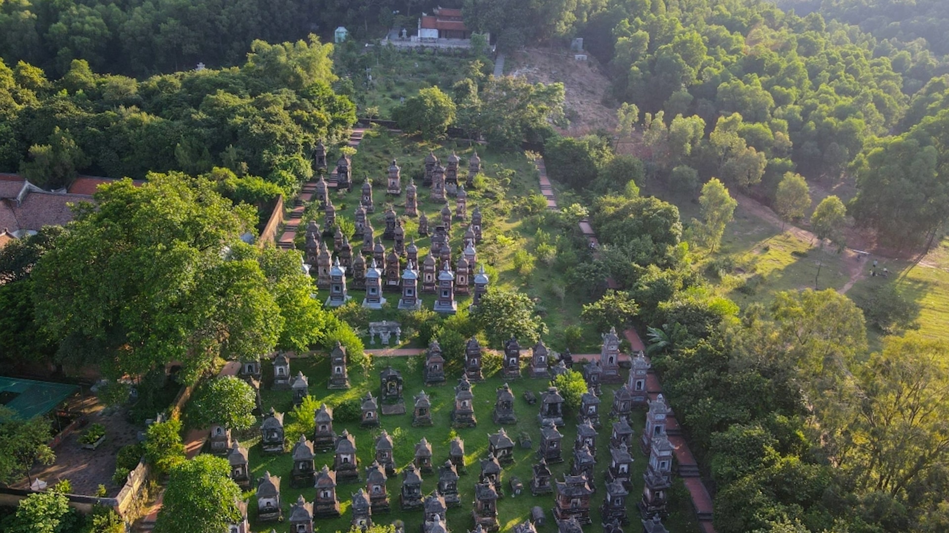 Chùa Bổ Đà: Chùa Bổ Đà (phường Vân Hà, Bắc Ninh) là danh lam cổ tự nổi tiếng với khu vườn tháp lớn nhất Việt Nam, gồm 110 ngôi tháp và mộ lớn nhỏ, trong đó 97 tháp cổ lưu giữ tro cốt của 1.214 tăng ni, phật tử thuộc thiền phái Lâm Tế. Cùng với chùa Vĩnh Nghiêm, đây là trung tâm Phật giáo lớn của thiền phái Trúc Lâm tại Bắc Ninh. Chùa còn lưu giữ kho tàng di sản Hán Nôm quý giá, đặc biệt là bộ ván kinh Phật khắc gỗ cổ nhất Việt Nam với gần 2.000 tấm ván, trải dài trên diện tích khoảng 250m² nếu đ