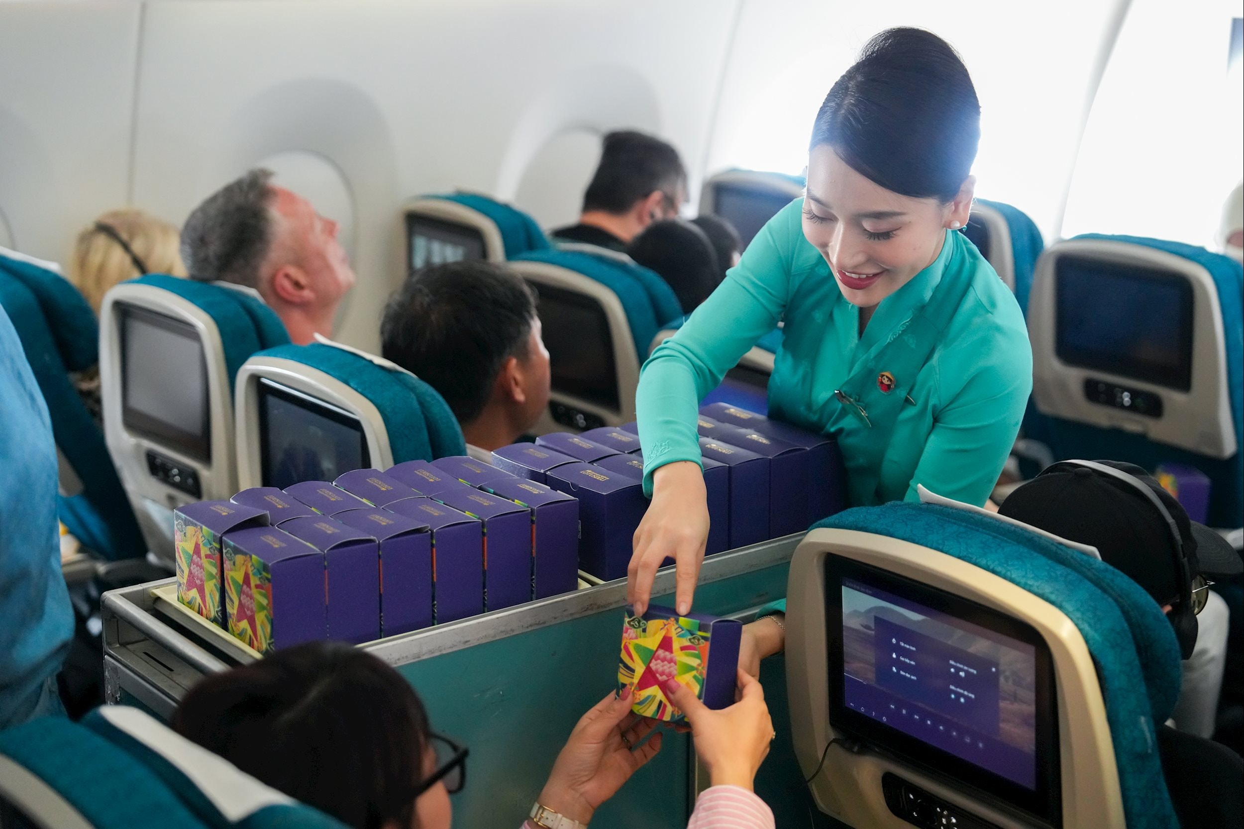 Ảnh 2. Mỗi chiếc bánh Trung thu là một món quà ngọt ngào Vietnam Airlines mong muốn gửi tới khách hàng trong mùa trăng này