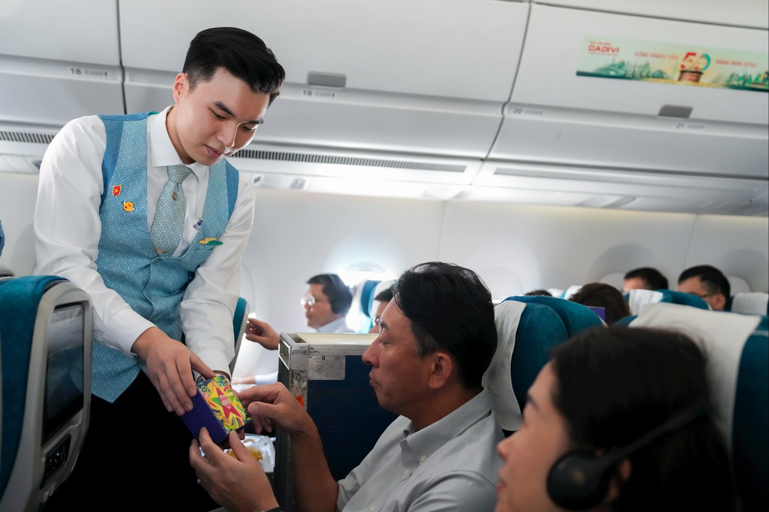 Ảnh 5. Vietnam Airline trân quý gửi trao từng chiếc bánh Trung thu tới tay khách hàng