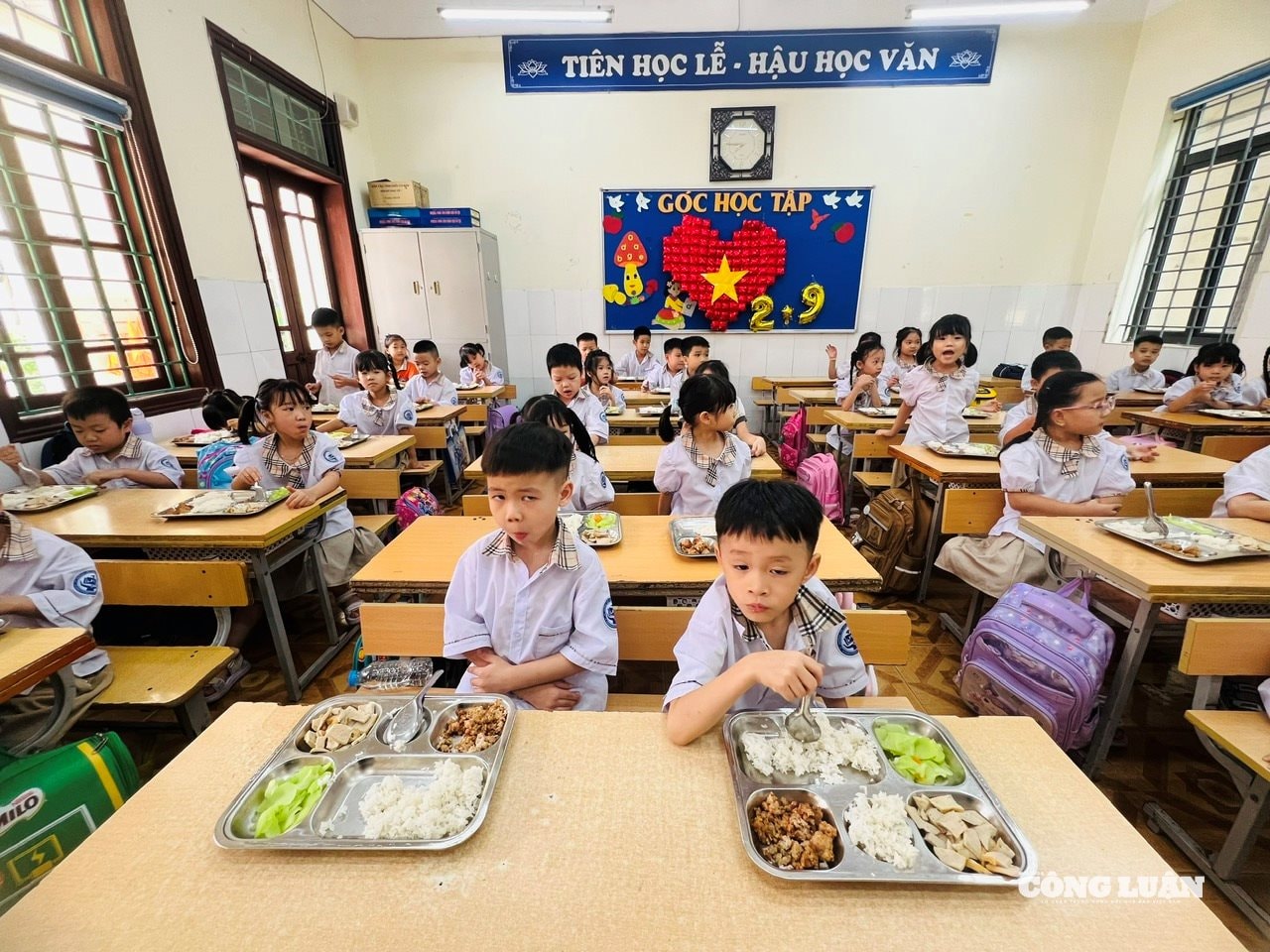 Bữa ăn của học sinh trường Tiểu học Lê Hồng Phong ngày 12 tháng 9