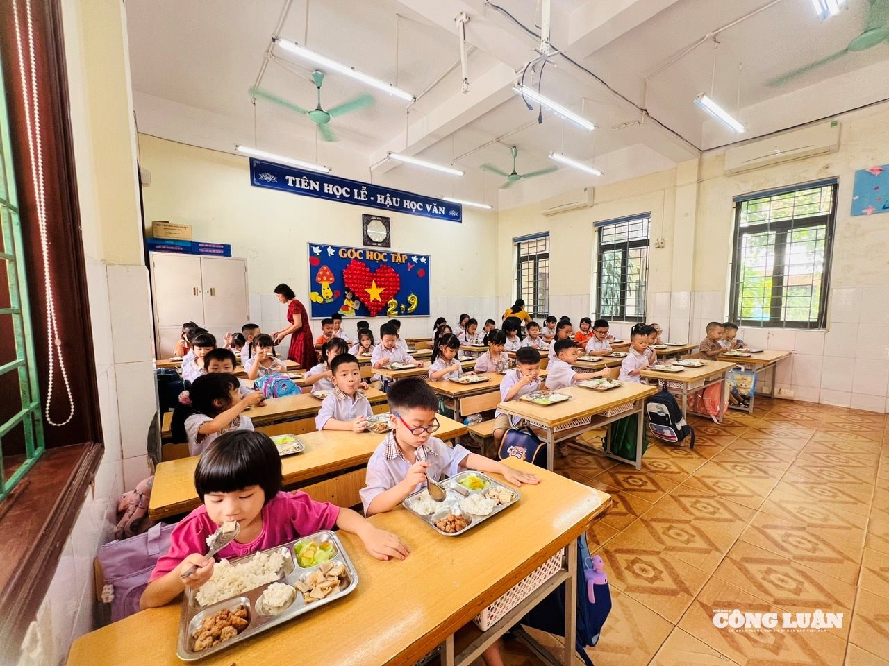 Bữa ăn trường Tiểu học Lê Hồng Phong ngày 12 tháng 9