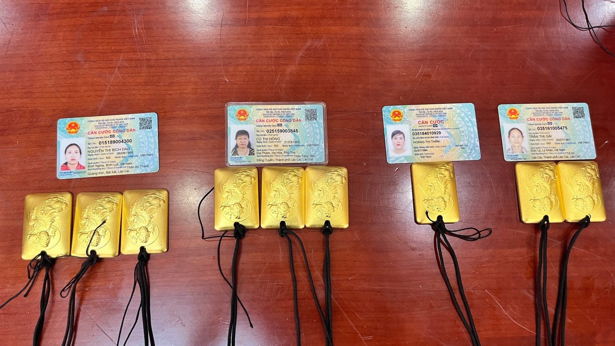 tang-vat-gom-9-mieng-vang-co-trong-luong-co-trong-luong-tren-25-kg-vang.jpg
