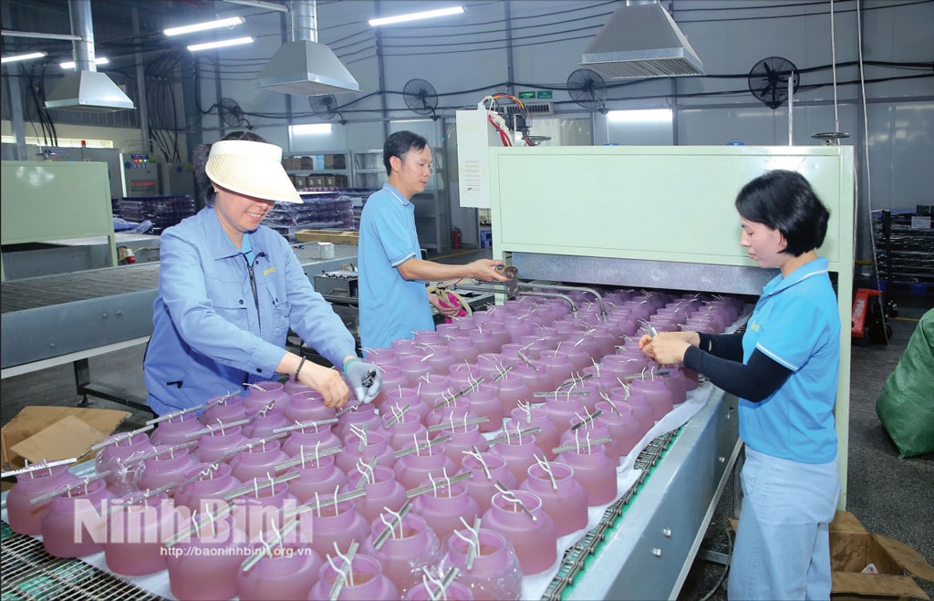 Hoạt động sản xuất nến xuất khẩu tại Công ty TNHH Hương phẩm West Coast, Khu công nghiệp Phúc Sơn, phường Đông Hoa Lư, tỉnh Ninh Bình: Ảm: Báo Ninh Bi