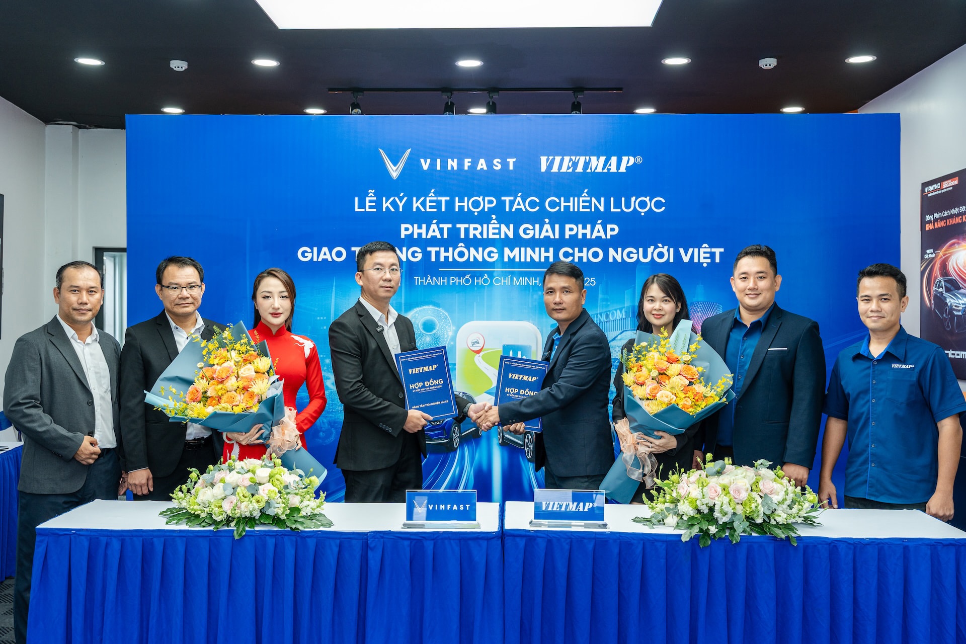 Đại diện VinFast và Vietmap ký kết thỏa thuận hợp tác - Ảnh: VF