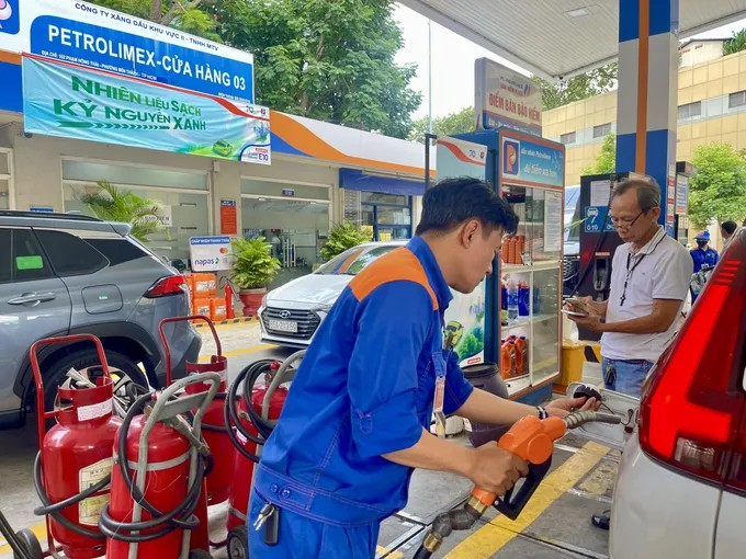 Giá xăng dầu hôm nay 13/9: Giá xăng giảm, dầu tăng