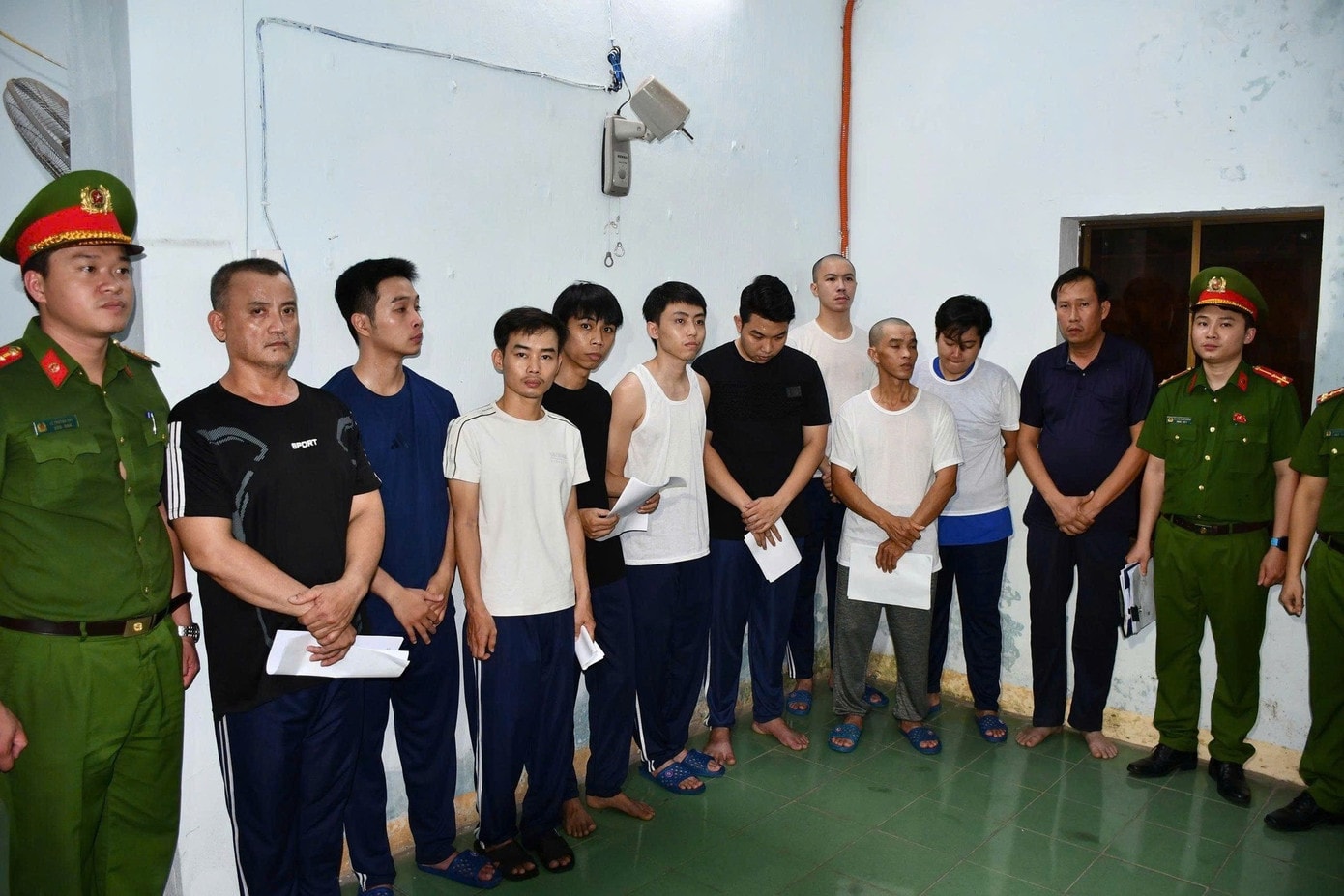 Các đối tượng liên quan tại cơ quan Công an. Ảnh: CA cac-doi-tuong.jpg