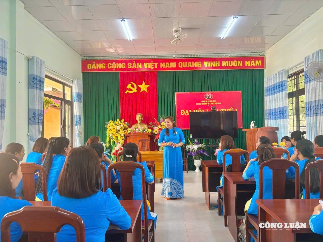 Cô Liên và đồng nghiệp mong muốn nhà trường được tiếp cận hạ tầng công nghệ hiện đại hơn.