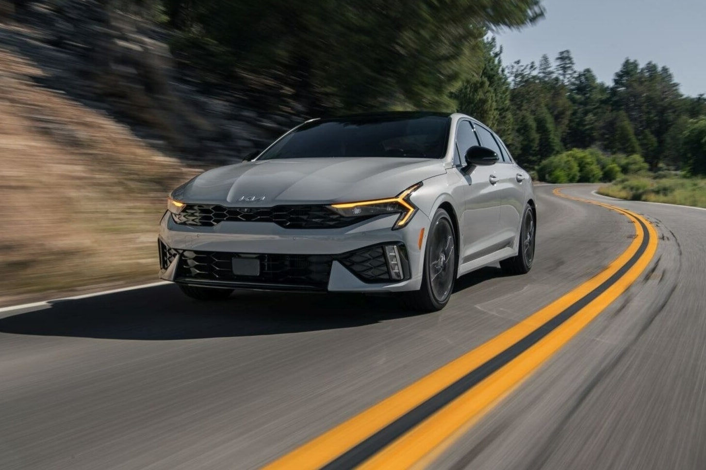 Mẫu sedan Kia K5 sở hữu thiết kế bắt mắt và giá bán thấp song vẫn rơi vào nhóm ô tô bán ít nhất thị trường - Ảnh: Kia