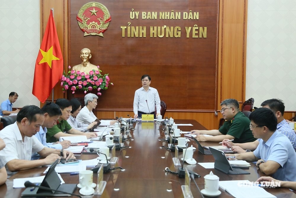 Đồng chí Phó Chủ tịch UBND tỉnh Phạm Văn Nghiêm thống nhất một số nội dung tại cuộc họp_
