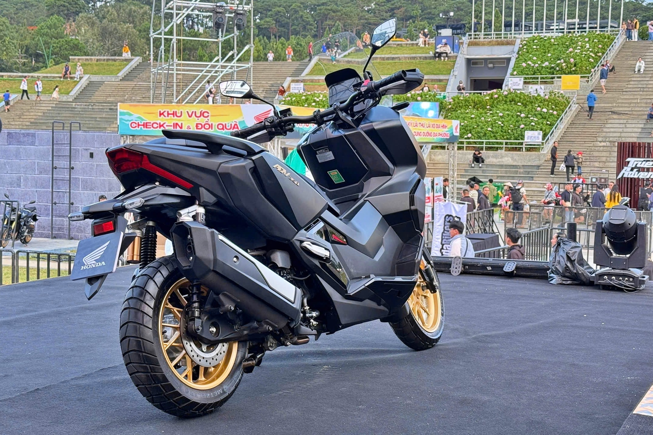 Kích thước Honda ADV350 nhỉnh hơn đôi chút so với đối thủ Yamaha Xmax.