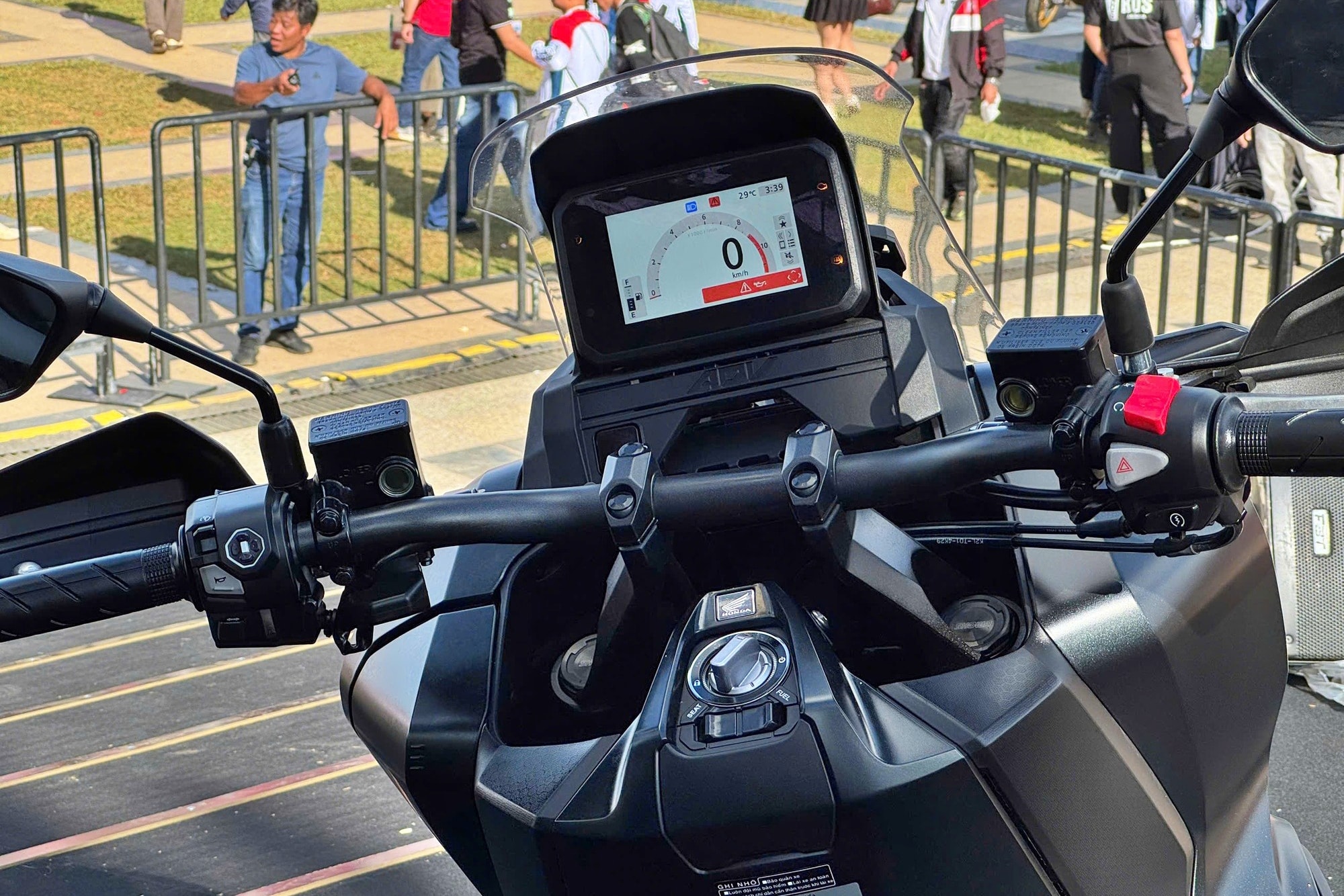 Màn hình kỹ thuật số TFT 5 inch trên Honda ADV350.
