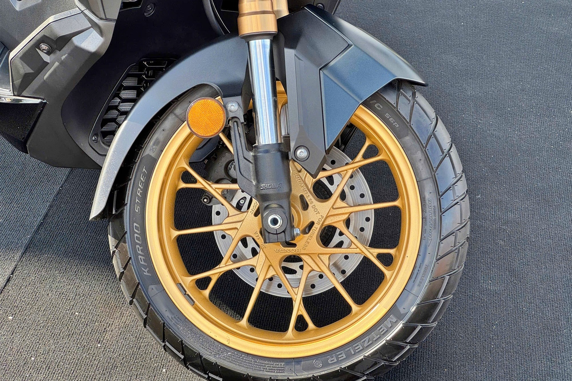 Honda ADV350 trang bị hệ thống ABS 2 kênh.