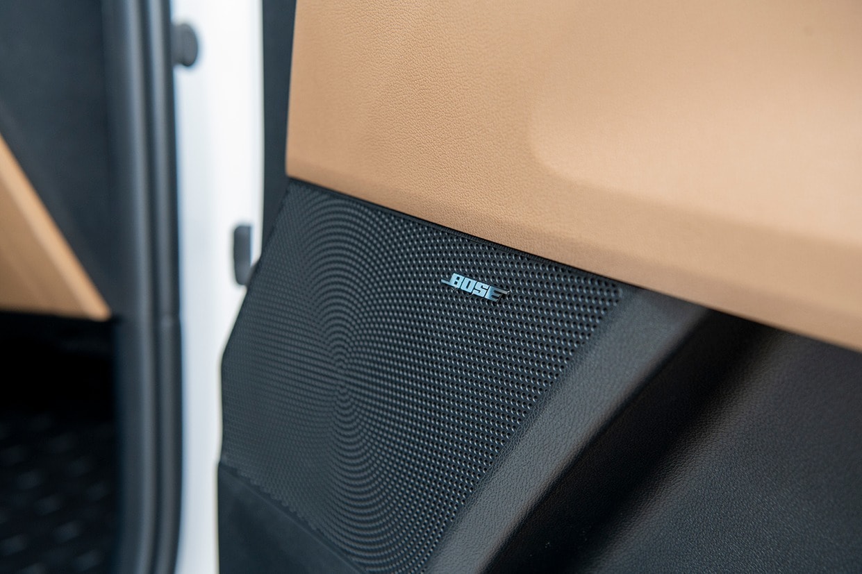 Dàn âm thanh 12 loa Bose - Ảnh: Thaco Auto