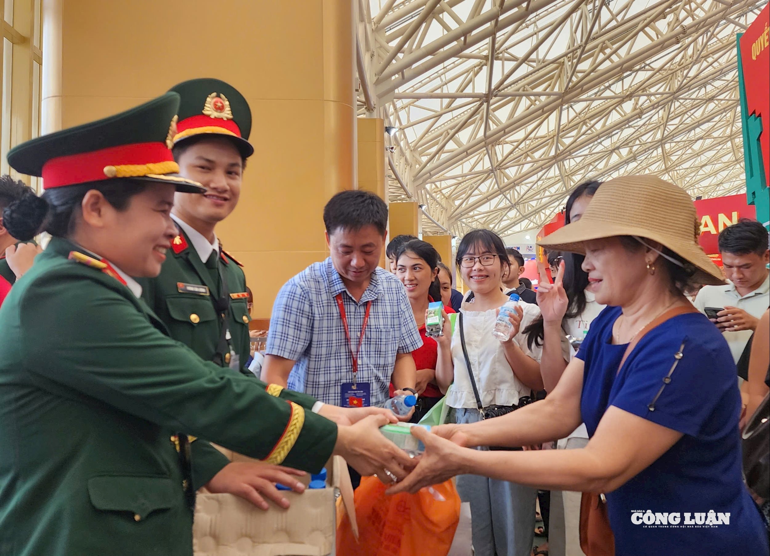 Khu trưng bày của Bộ Quốc phòng – Dấu ấn tự hào từ Triển lãm thành tựu đất nước - ảnh 6 Hình ảnh: Khu trưng bày của Bộ Quốc phòng – Dấu ấn tự hào từ Triển lãm thành tựu đất nước số 6