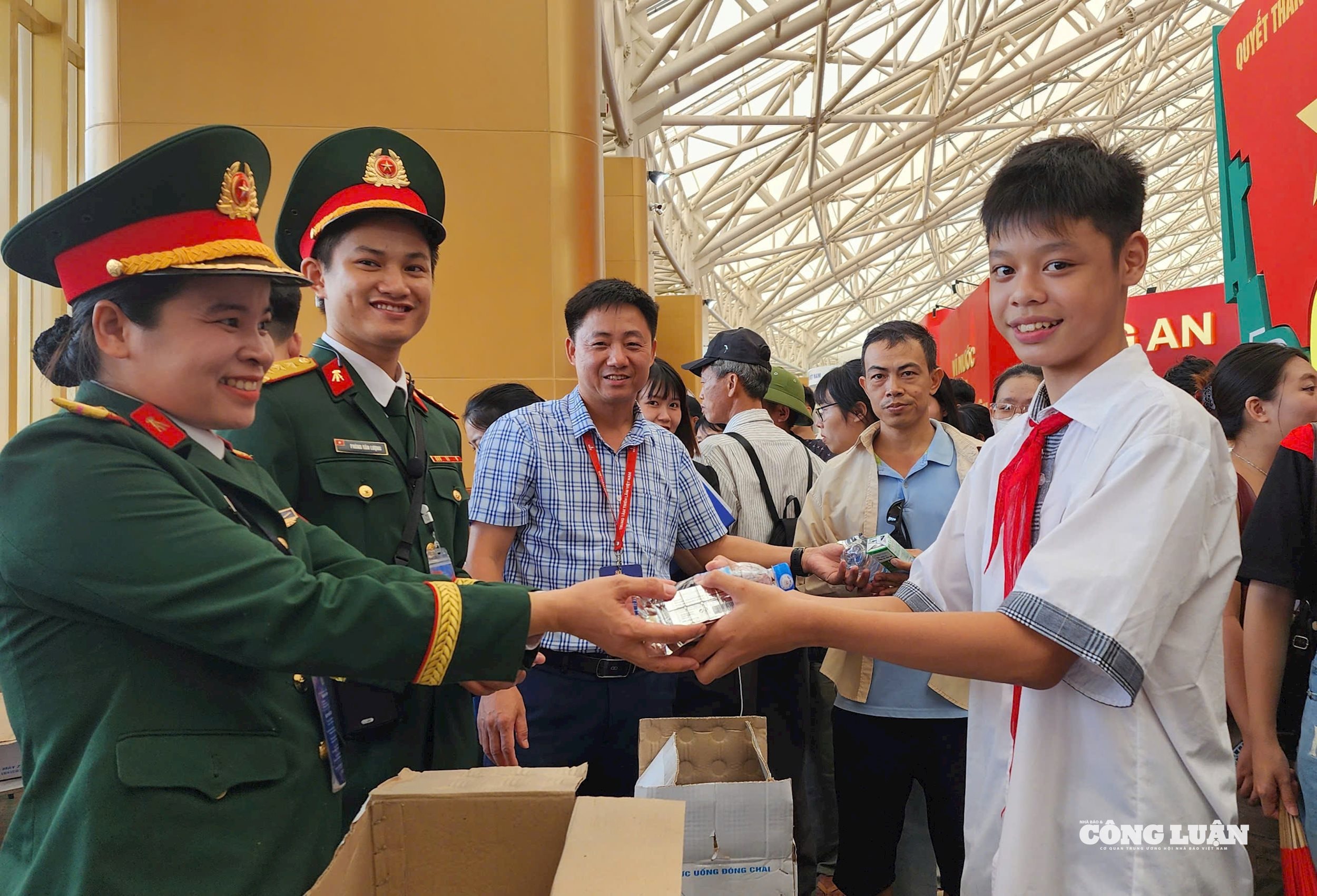 Khu trưng bày của Bộ Quốc phòng – Dấu ấn tự hào từ Triển lãm thành tựu đất nước - ảnh 5 Hình ảnh: Khu trưng bày của Bộ Quốc phòng – Dấu ấn tự hào từ Triển lãm thành tựu đất nước số 5