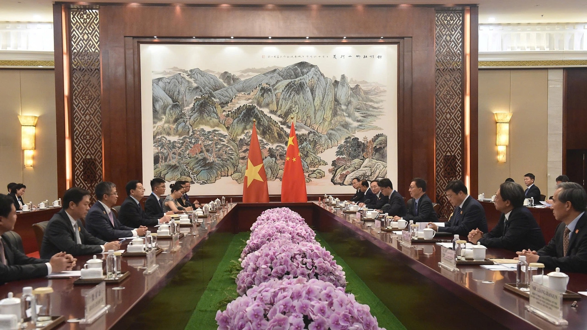 Phó Thủ tướng Mai Văn Chính hội kiến Phó Chủ tịch nước Trung Quốc- Ảnh 2.