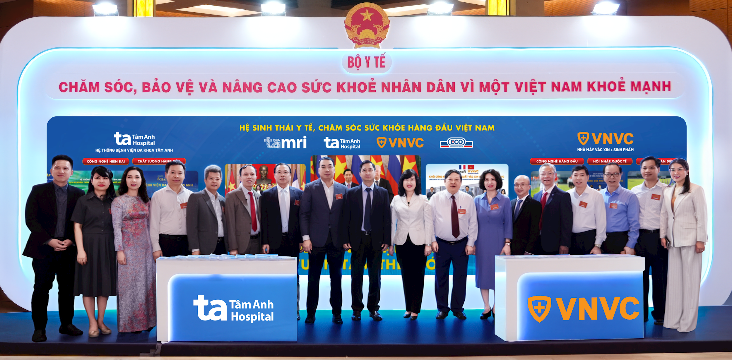 Bộ trưởng Bộ Y tế Đào Hồng Lan thăm và chụp hình tại gian trưng bày của Hệ thống Bệnh viện Đa khoa Tâm Anh, Hệ thống Tiêm chủng VNVC tại Triển lãm Thành tựu y t…