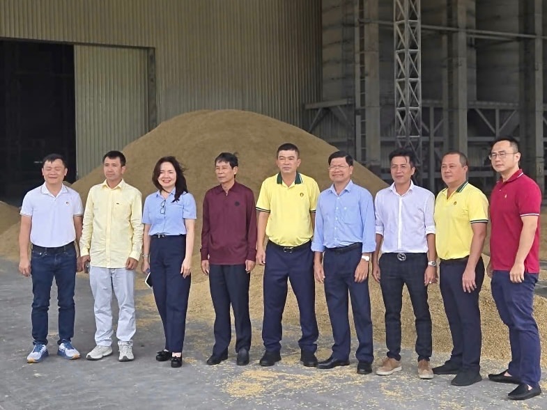Đoàn công tác chụp hình lưu niệm