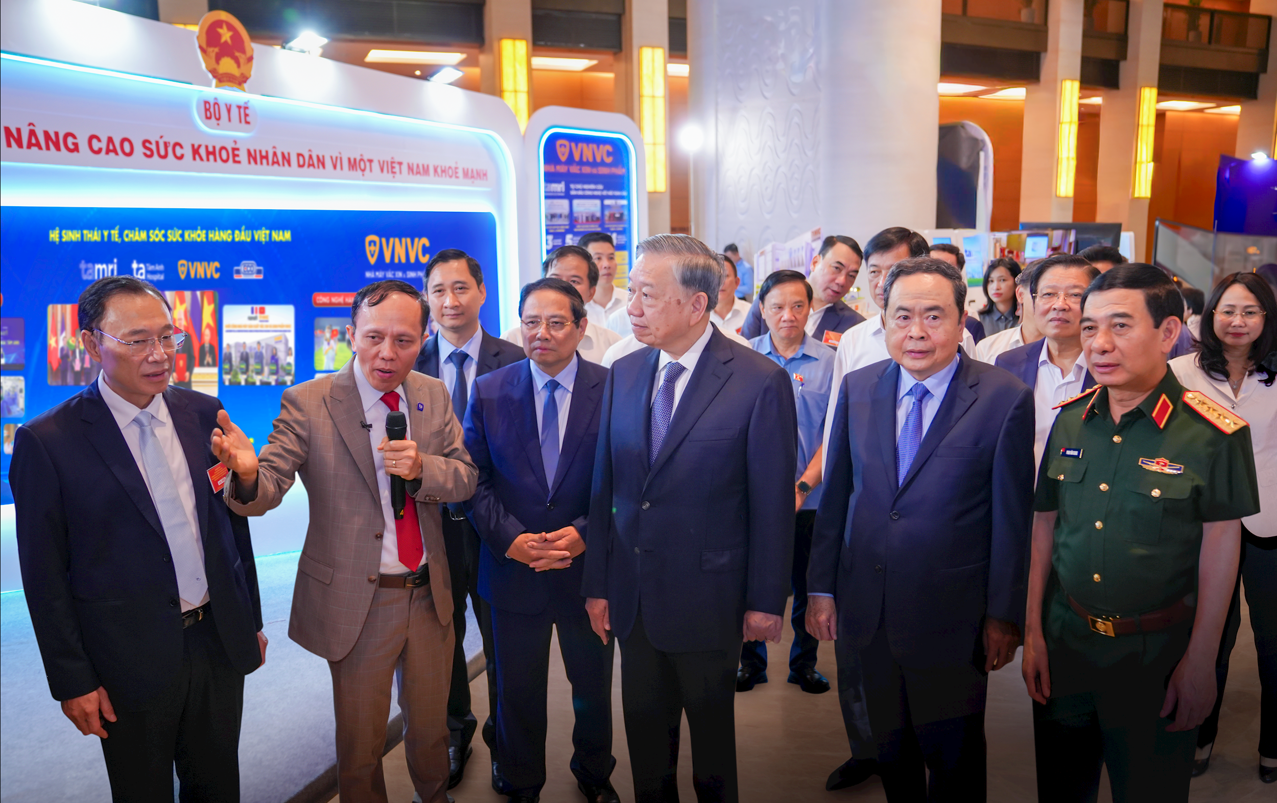 Tổng Bí thư Tô Lâm, Thủ tướng Chính phủ Phạm Minh Chính, Chủ tịch Quốc hội Trần Thanh Mẫn, Đại tướng Phan Văn Giang - Bộ trưởng Bộ Quốc phòng thăm dàn Robot AI do P…