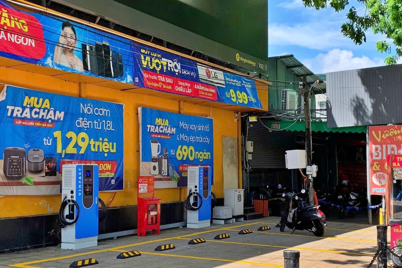 Trạm sạc ô tô điện tại cửa hàng Thế giới Di động - Ảnh: VF