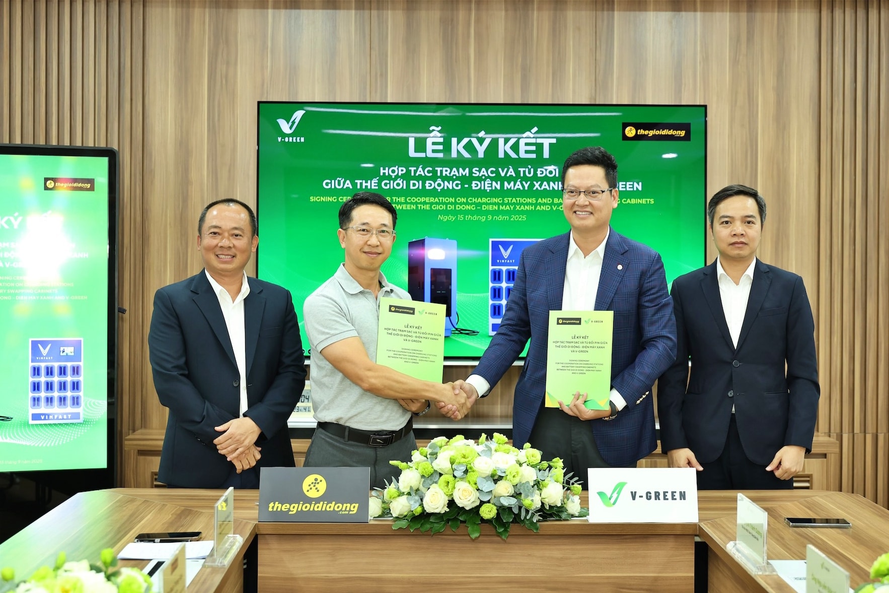 Đại diện V-Green và Thế giới Di động ký kết thoả thuận hợp tác - Ảnh: VF