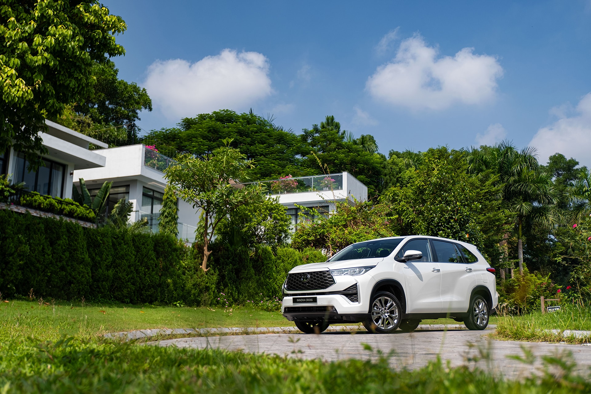 Innova Cross HEV tạm thời lùi xuống vị trí thứ 2 - Ảnh: TMV