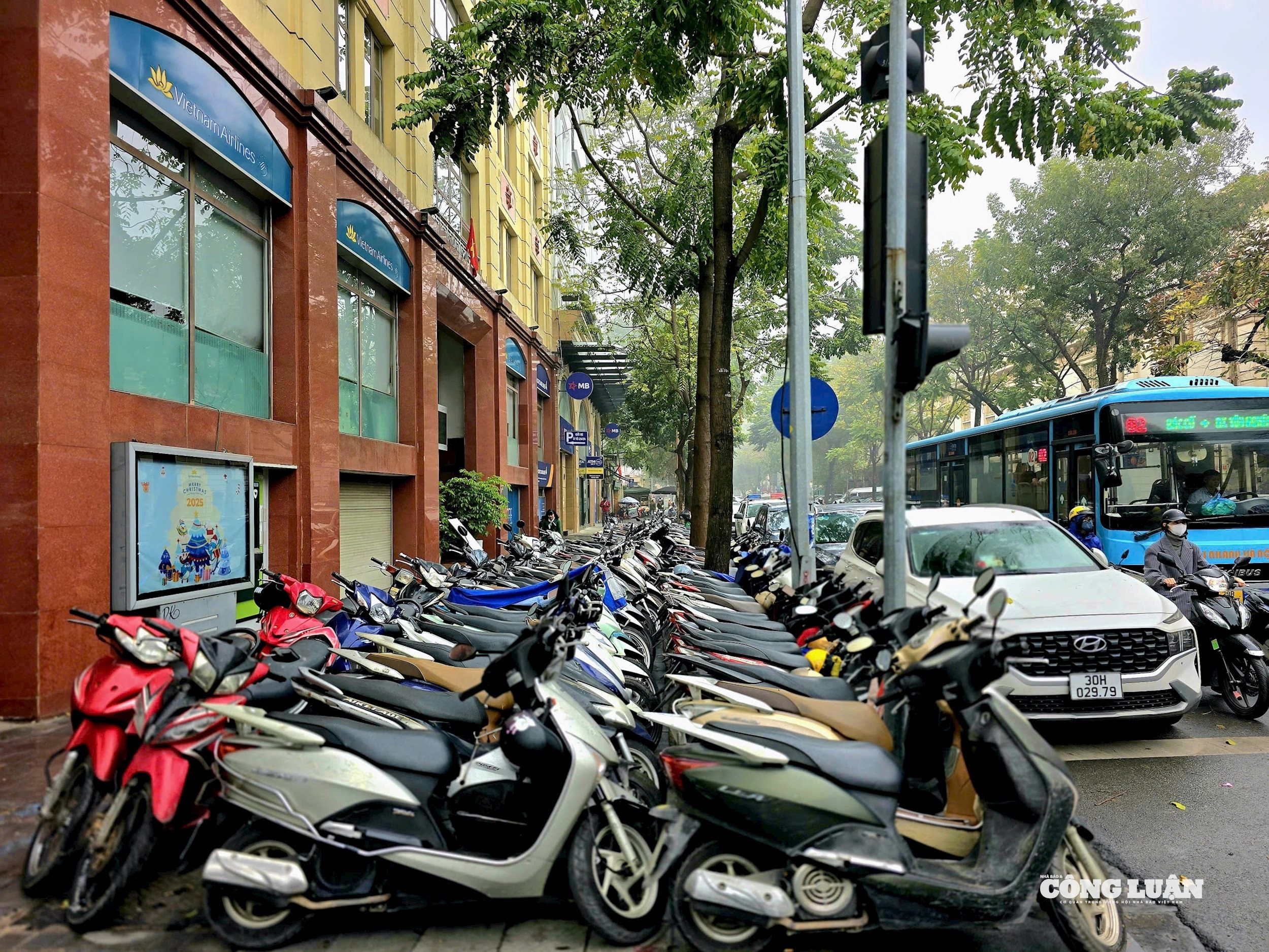Ảnh 1.Nhu cầu điểm đỗ xe tại Hà Nội ngày càng bức thiết.