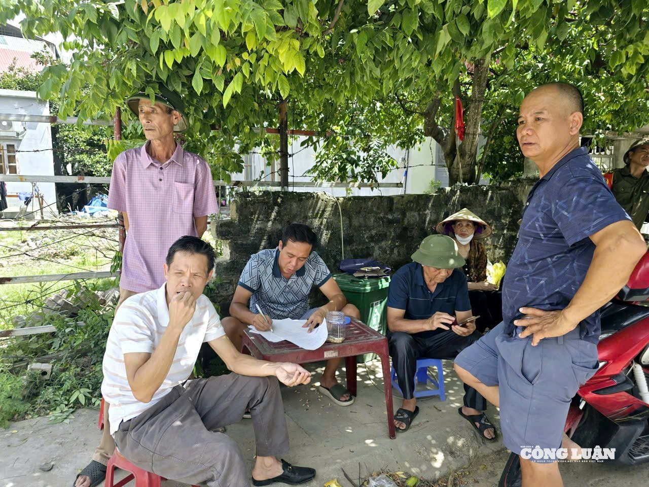 anh-5-nguoi-dan-phuong-vang-danh-chan-xe-cho-dat.jpg