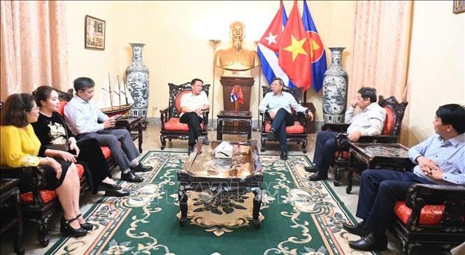Đoàn đại biểu Hội Nhà báo Việt Nam tại cuộc gặp với Đại sứ Việt Nam tại Cuba Lê Quang Long. (Ảnh TTXVN)