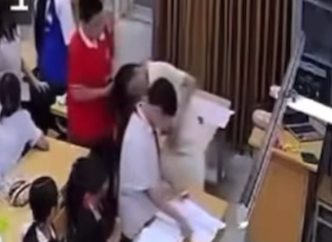 Em B. đã có hành vi kéo tóc, ghìm cô giáo xuống để giành lại đồ chơi.
