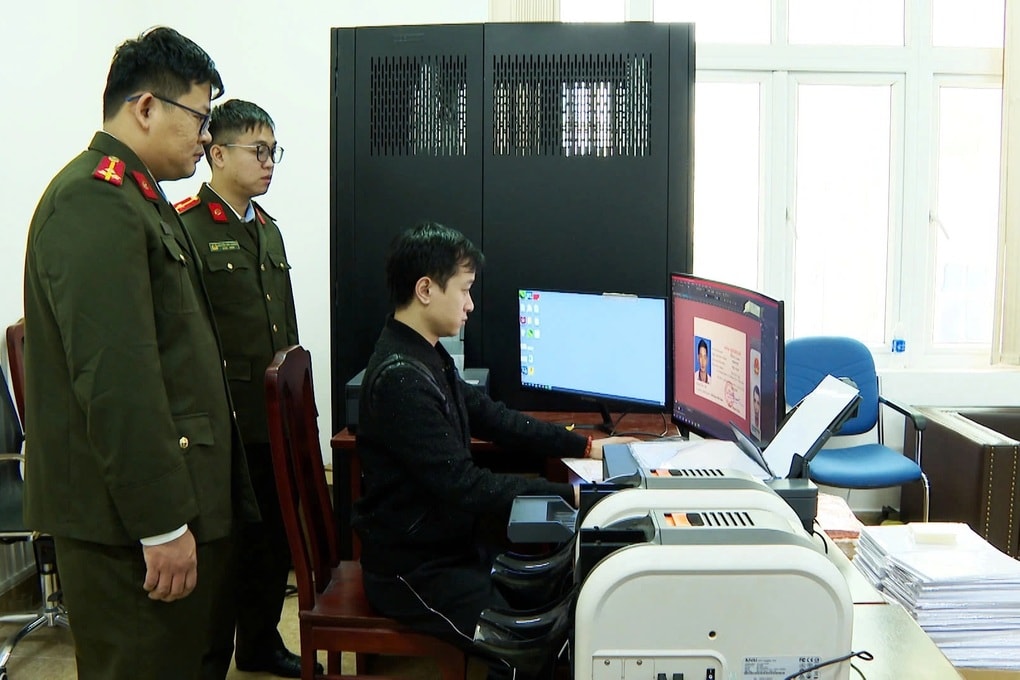 Bắt “ông trùm” 9x điều hành đường dây chuyên sản xuất giấy tờ giả - 1