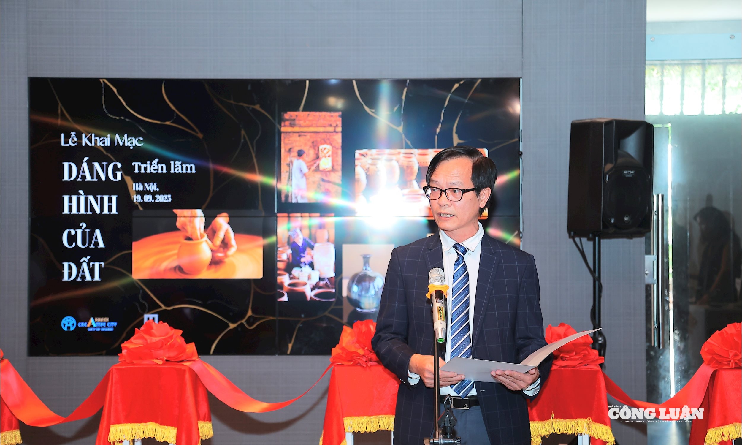 Ông Nguyễn Tiến Đà, Giám đốc Bảo tàng Hà Nội phát biểu khai mạc triển lãm. 