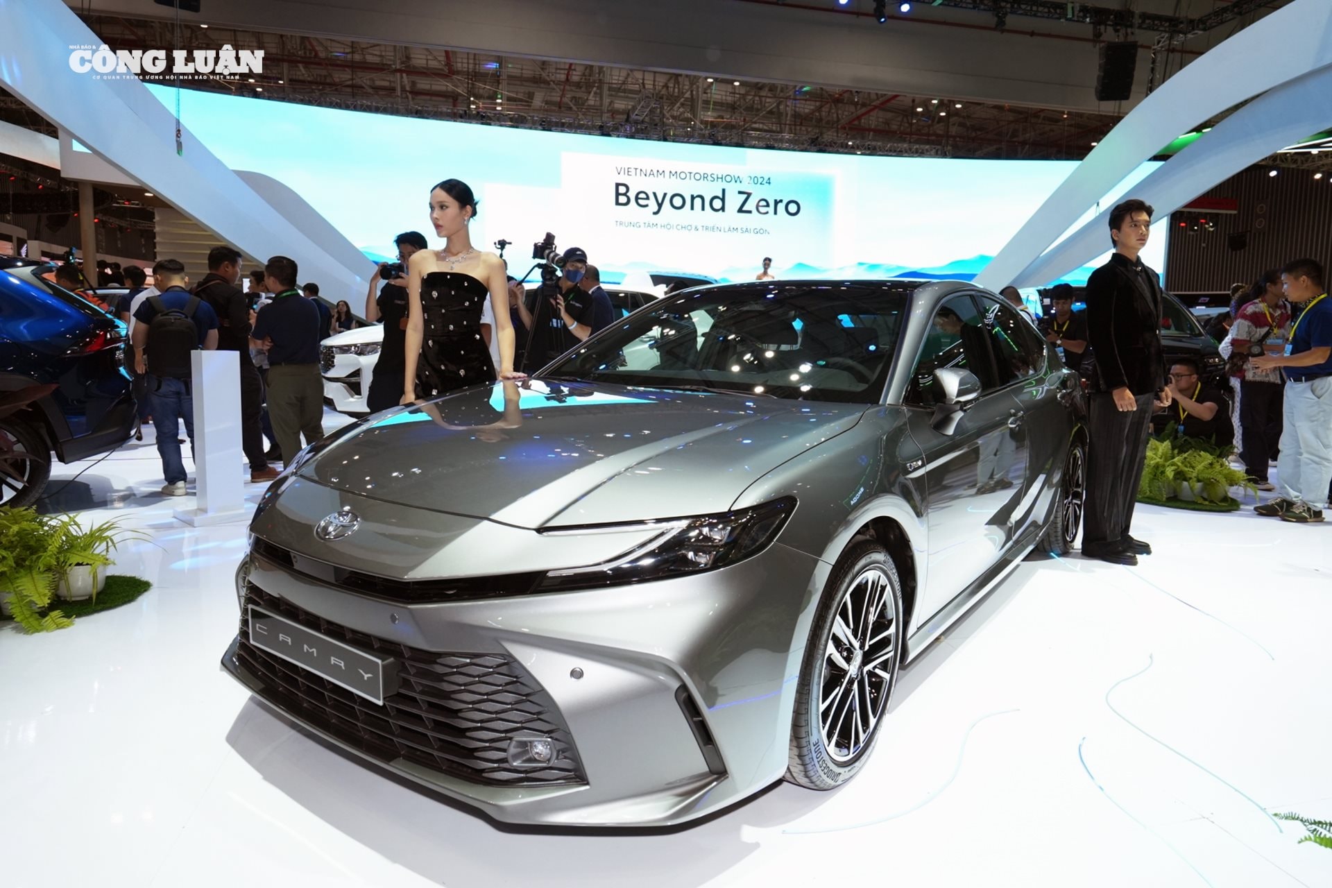 Toyota Camry vẫn đang một mình 