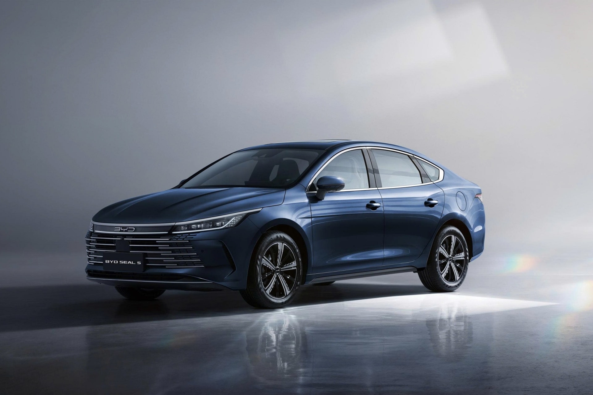 Seal 5 sẽ là mẫu xe sedan cỡ C đầu tiên tại Việt Nam trang bị hệ truyền động PHEV - Ảnh: BYD
